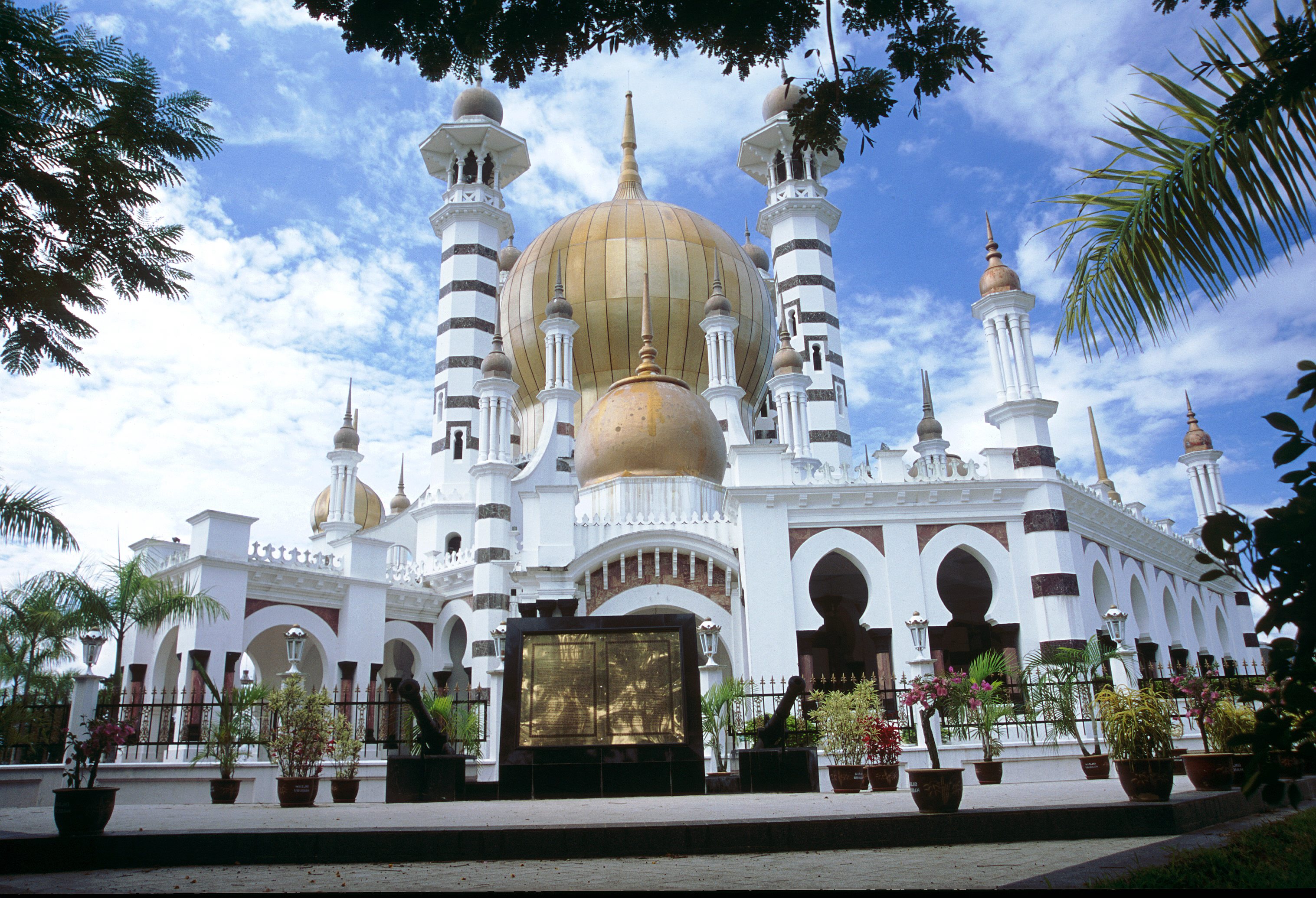 Малайзия день. Королевский дворец Куала Лумпур. Куала Лумпур дворец Султана. Мечеть Убудиах – Куала Кангсар, Малайзия. Мечеть Убудия.